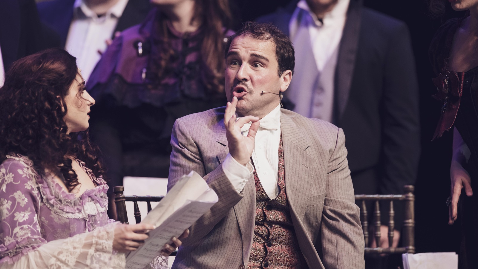 Jacques Arsenault dans le rôle de Piangi, au côté du personnage de Christine, avec à l'arrière, des choristes. Jacques Arsenault dans le rôle de Piangi, au côté du personnage de Christine, avec à l'arrière, des choristes.