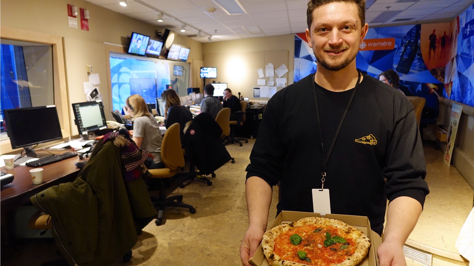 Mirko D'Agata tenant une pizza dans un studio de Radio-Canada Mirko D'Agata tenant une pizza dans un studio de Radio-Canada
