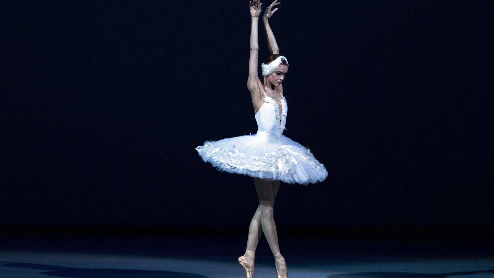 La danseuse russe Ouliana Lopatkina pendant un concert au Théâtre Bolchoï, à Moscou, en mai 2015. La danseuse russe Ouliana Lopatkina pendant un concert au Théâtre Bolchoï, à Moscou, en mai 2015.