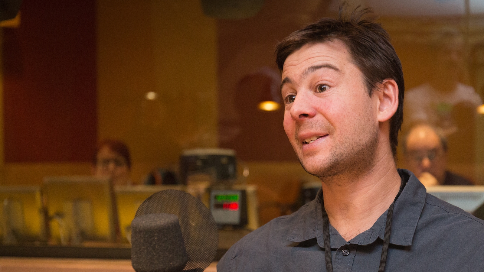 Frédéric Guindon dans le studio de l'émission La sphère. Frédéric Guindon dans le studio de l'émission La sphère.