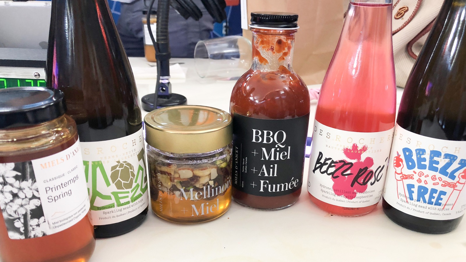 des pots de miel, d'hydromels, de sauce BBQ sont posés sur une table. des pots de miel, d'hydromels, de sauce BBQ sont posés sur une table.