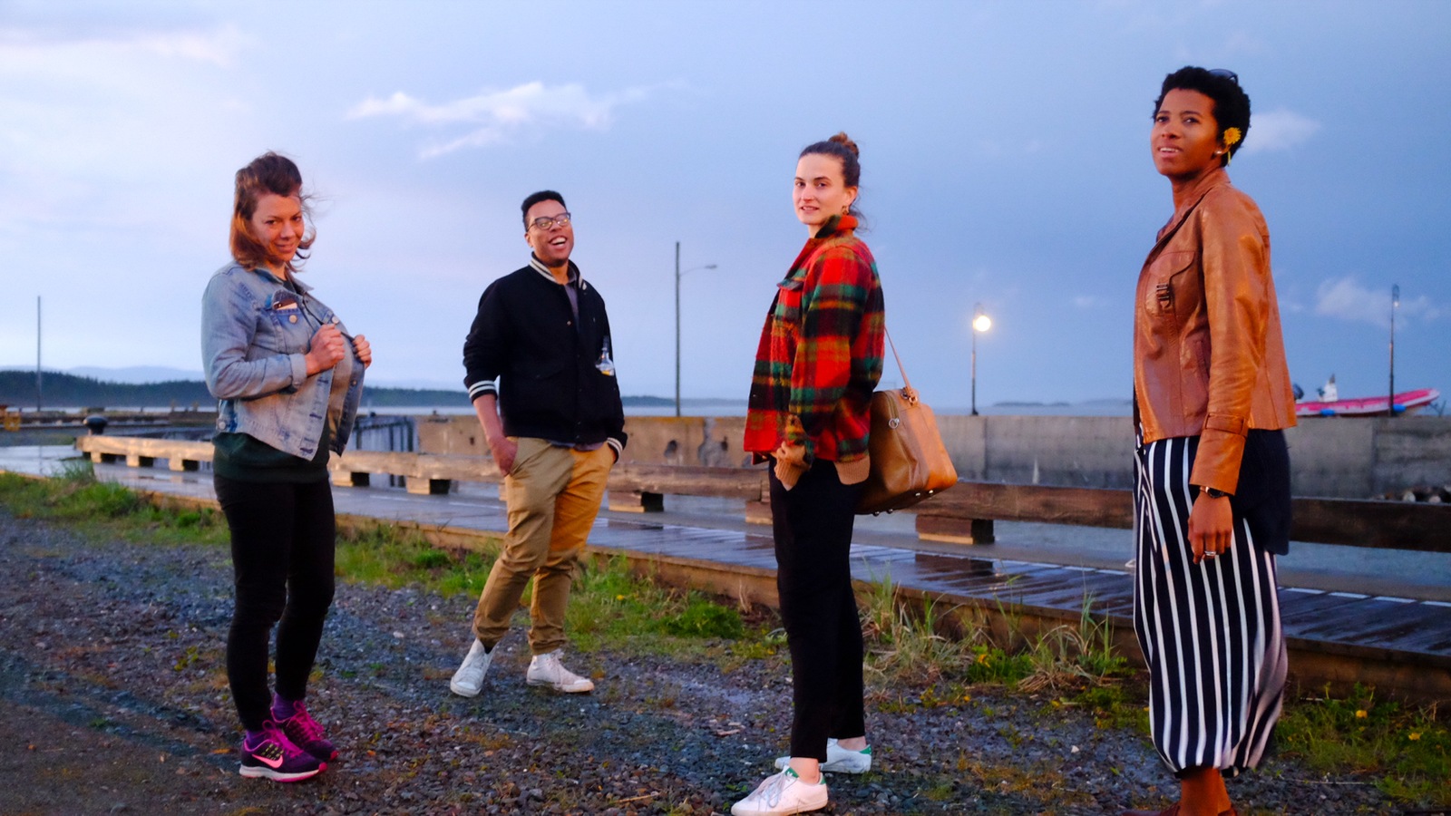 Stéphanie Dufresne, Nabi-Alexandre Chartier, Gabrielle Côté et Alison Vicrobeck, de « La route des 20 », devant le fleuve Saint-Laurent au crépuscule. Stéphanie Dufresne, Nabi-Alexandre Chartier, Gabrielle Côté et Alison Vicrobeck, de « La route des 20 », devant le fleuve Saint-Laurent au crépuscule.