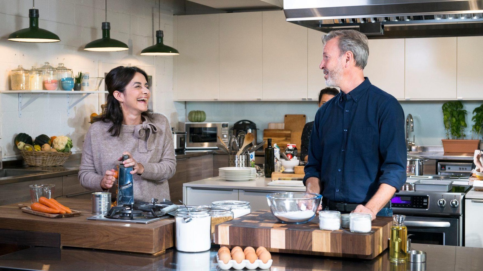 Le couple rit en cuisine lors du tournage de la 2500e émission de « Ricardo », présenté à Radio-Canada.
Le couple rit en cuisine lors du tournage de la 2500e émission de « Ricardo », présenté à Radio-Canada.