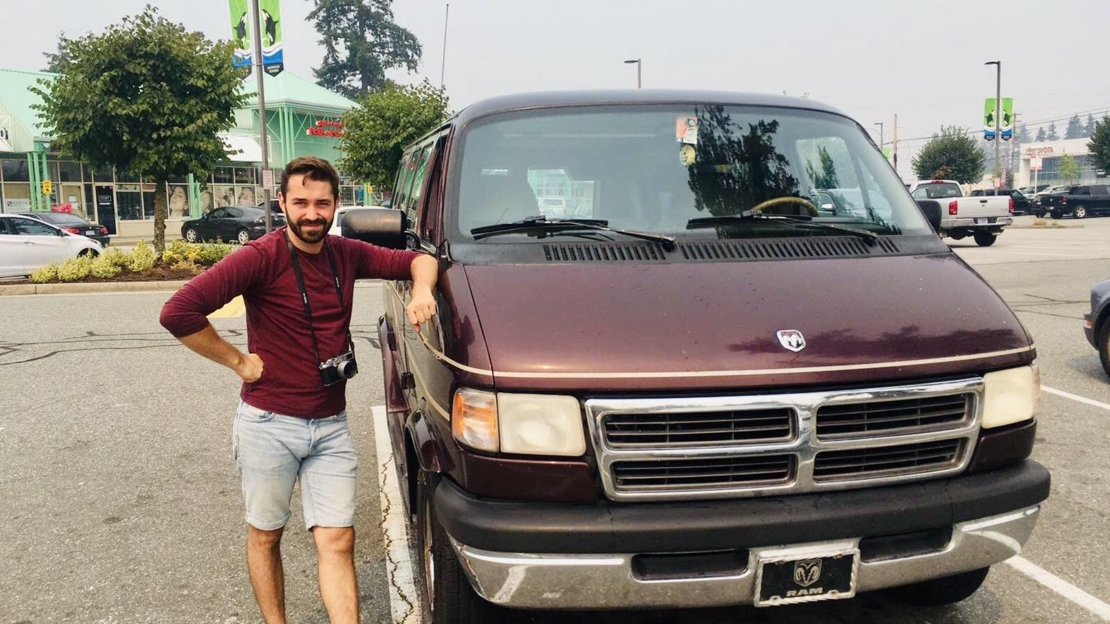 Nicolas Maillet se tient debout contre une voiture. Nicolas Maillet se tient debout contre une voiture.