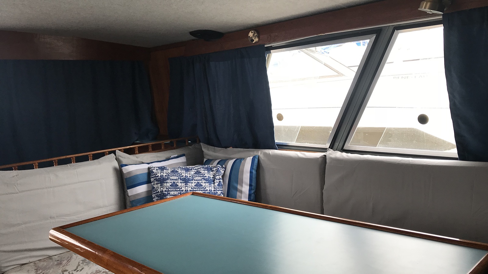 Une table à l'intérieur d'un bateau Une table à l'intérieur d'un bateau