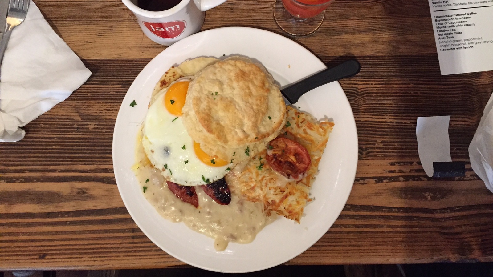 Photo du plat dans une assiette avec un café et un jus de fruit. Photo du plat dans une assiette avec un café et un jus de fruit.