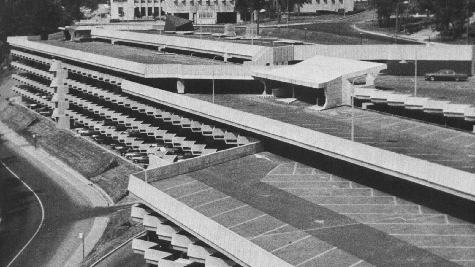 Une photo en noir et blanc montrant un stationnement étagé à l'Université de Montréal. Une photo en noir et blanc montrant un stationnement étagé à l'Université de Montréal.