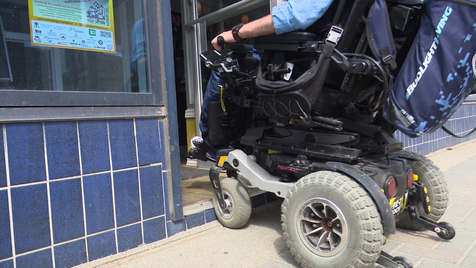 Les roues avant du fauteuil roulant de Daniel Lebrun sont incapable de franchir le seuil de porte d'un restaurant du centre-ville de Sudbury. Les roues avant du fauteuil roulant de Daniel Lebrun sont incapable de franchir le seuil de porte d'un restaurant du centre-ville de Sudbury.