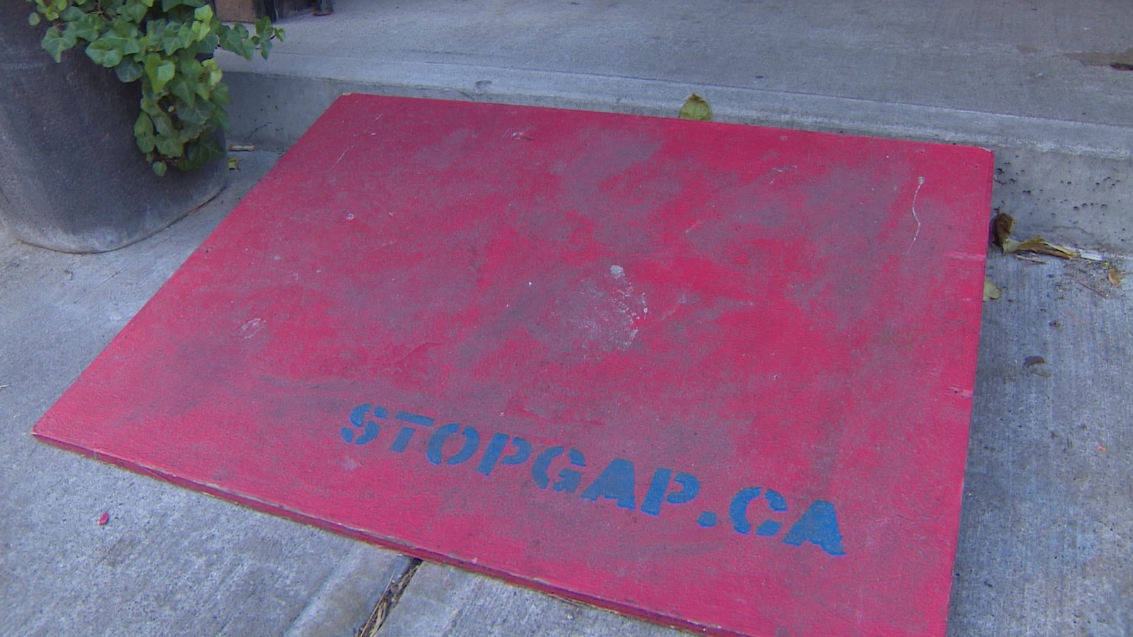 Sur la rampe en bois de couleur rouge, on peut lire StopGap.ca. Sur la rampe en bois de couleur rouge, on peut lire StopGap.ca.