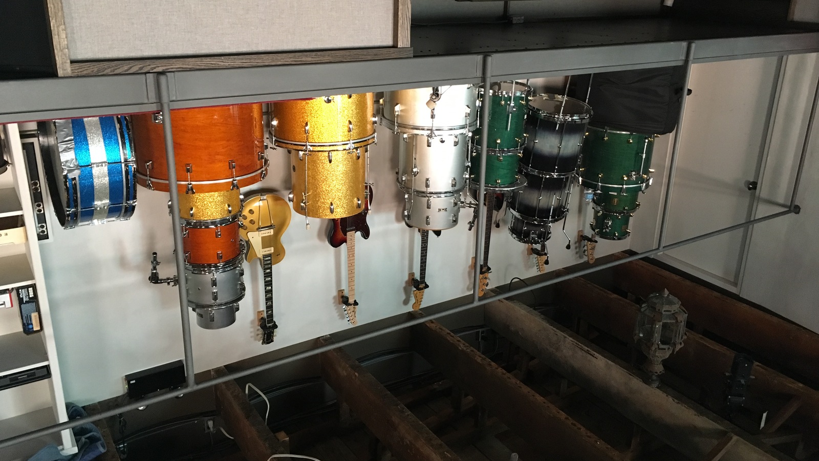 Des instruments juchés au haut du studio PM Des instruments juchés au haut du studio PM