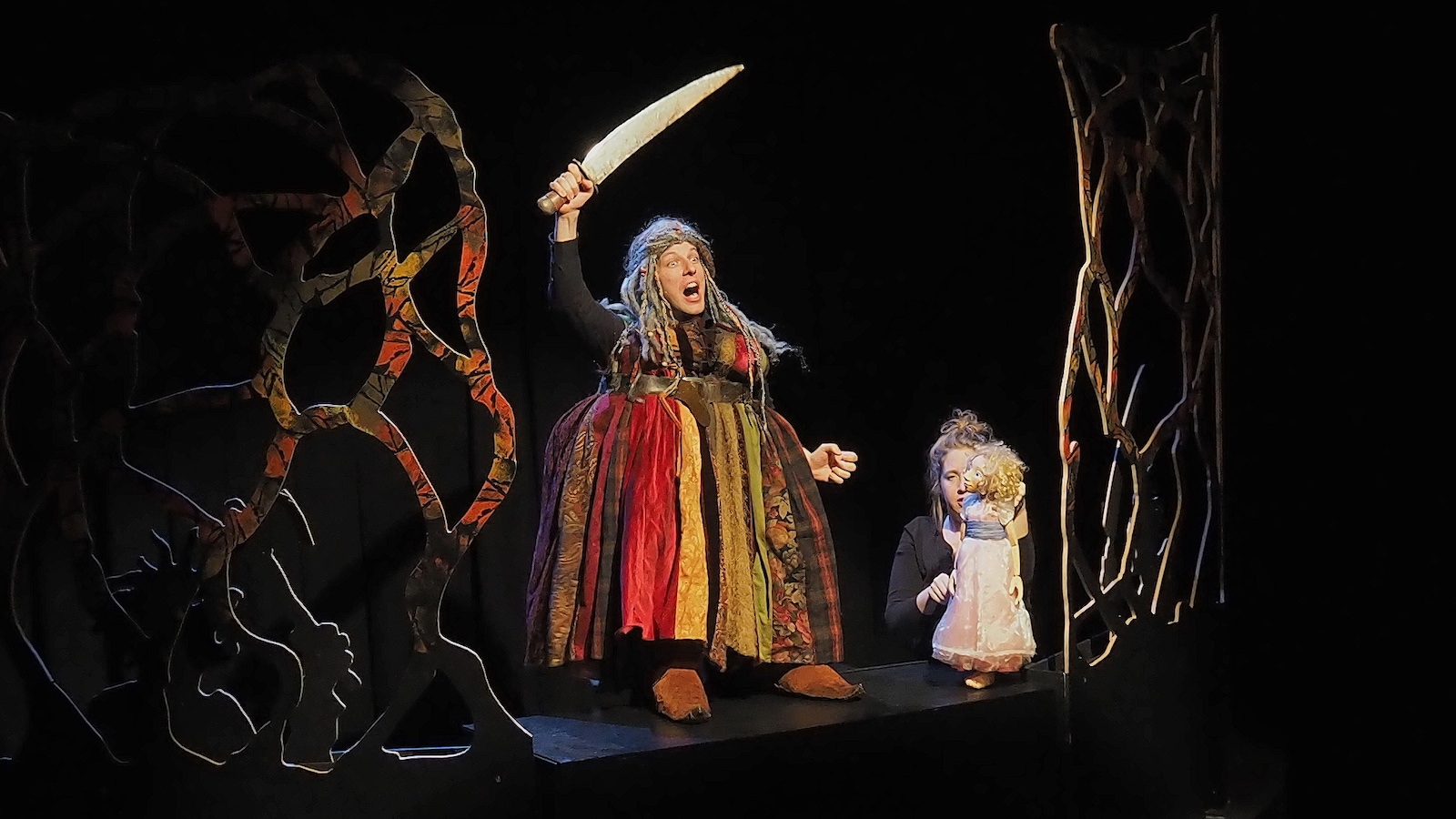 Présentée par le Théâtre de l'Oeil, la pièce « Le coeur en hiver » s'inspire du conte « La Reine des neiges » de Hans Christian Andersen. Présentée par le Théâtre de l'Oeil, la pièce « Le coeur en hiver » s'inspire du conte « La Reine des neiges » de Hans Christian Andersen.