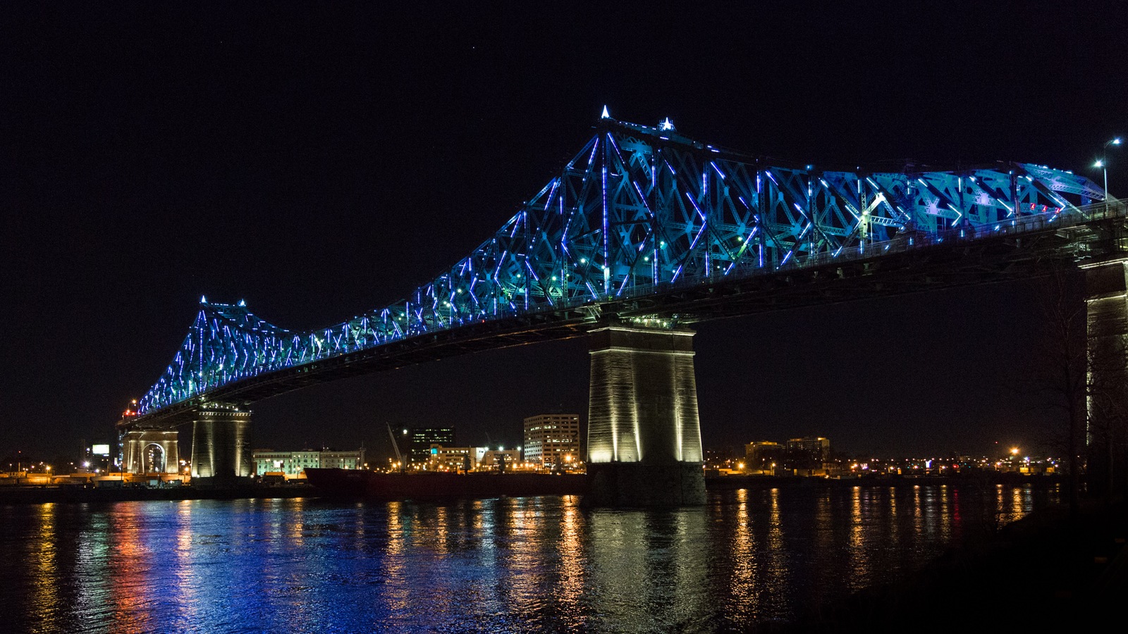L'illumination du pont Jacques-Cartier, à Montréal L'illumination du pont Jacques-Cartier, à Montréal