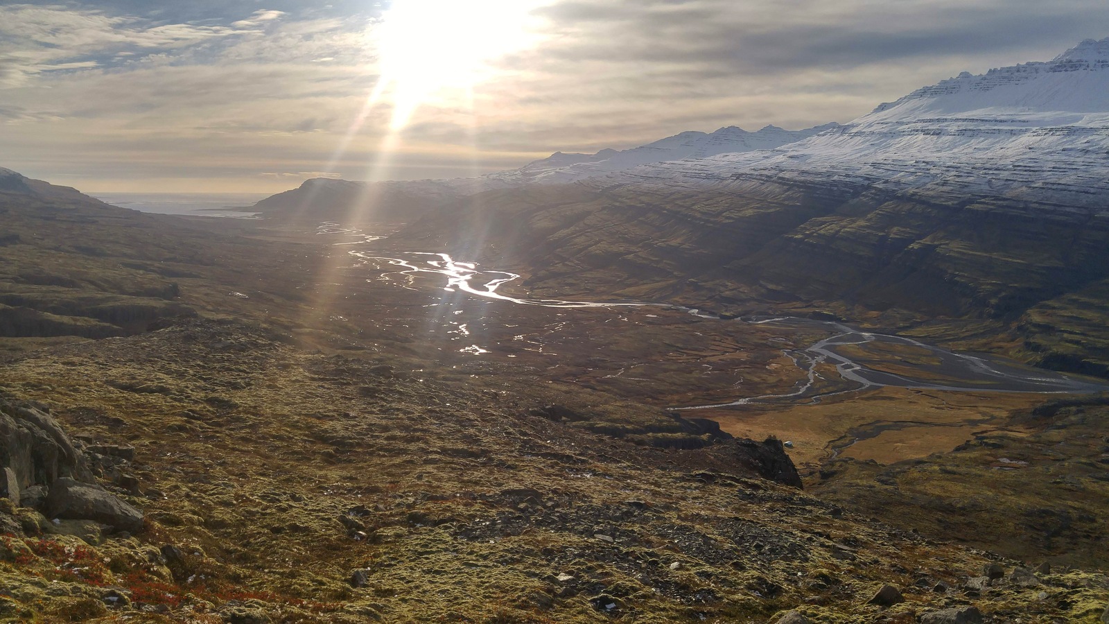 Une vallée entre des montagnes. Une vallée entre des montagnes.