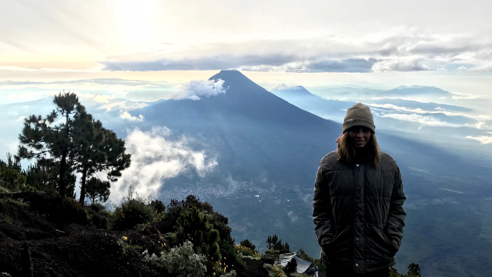 Mireille Fortin devant un volcan Mireille Fortin devant un volcan