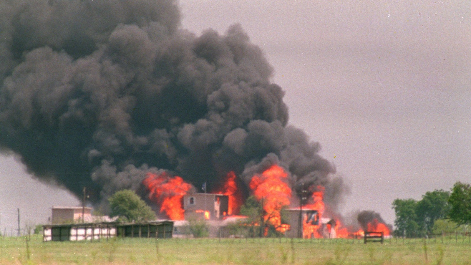 Près de Waco, l'un des bâtiments du ranch des davidiens qui s'est enflammé le 19 avril 1993 après l'intervention musclée du FBI. Près de Waco, l'un des bâtiments du ranch des davidiens qui s'est enflammé le 19 avril 1993 après l'intervention musclée du FBI.