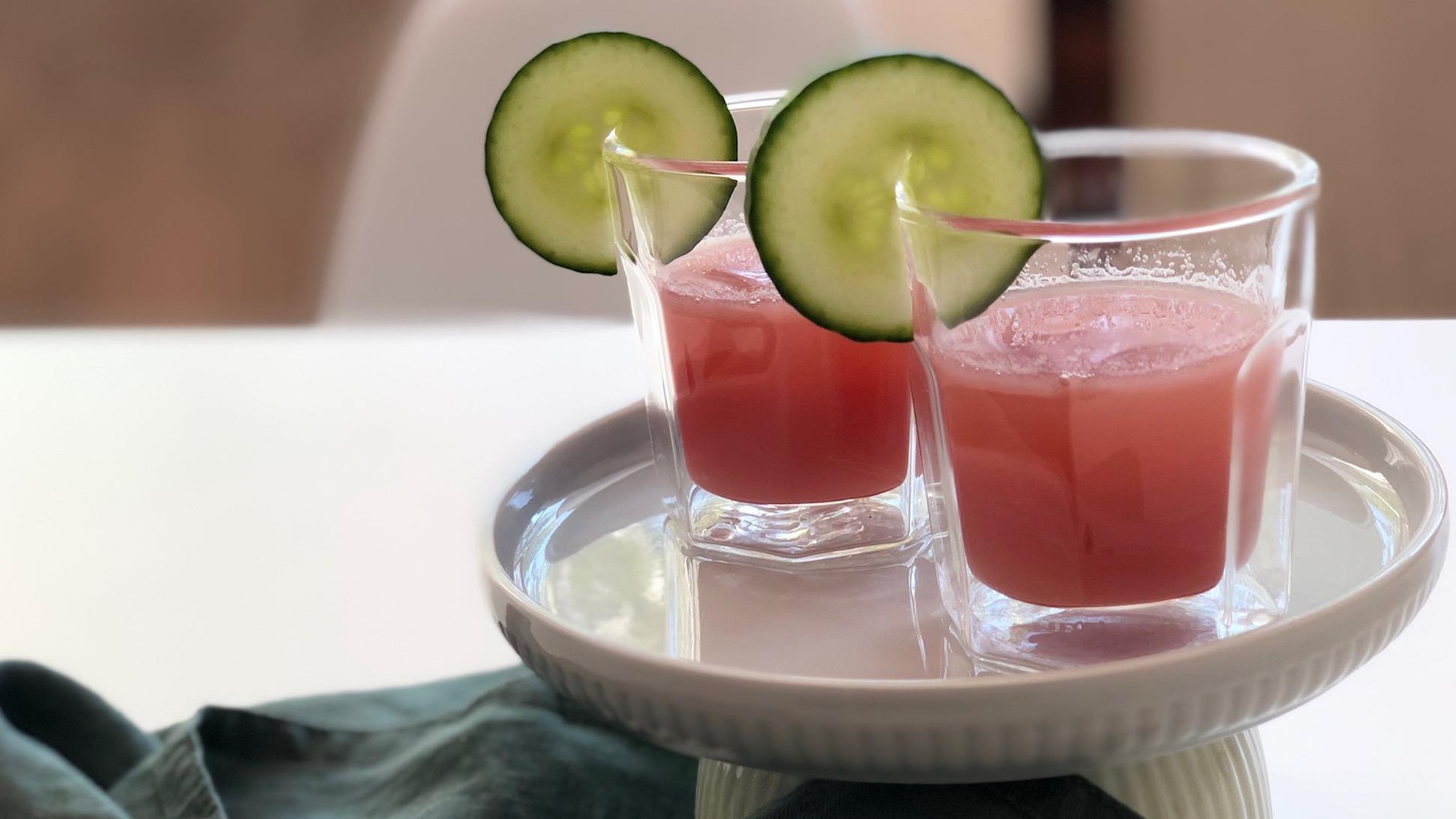 2 verres de jus de pastèque et de concombre. 2 verres de jus de pastèque et de concombre.