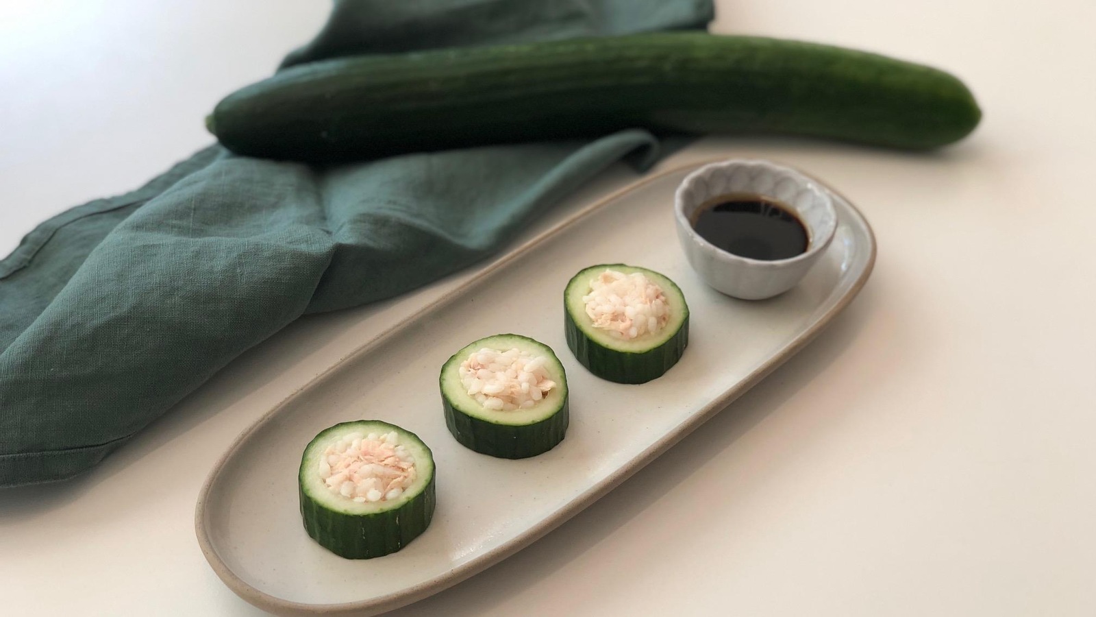 Une assiette de "sushis" à base de tranches de concombre et un concombre entier. Une assiette de "sushis" à base de tranches de concombre et un concombre entier.
