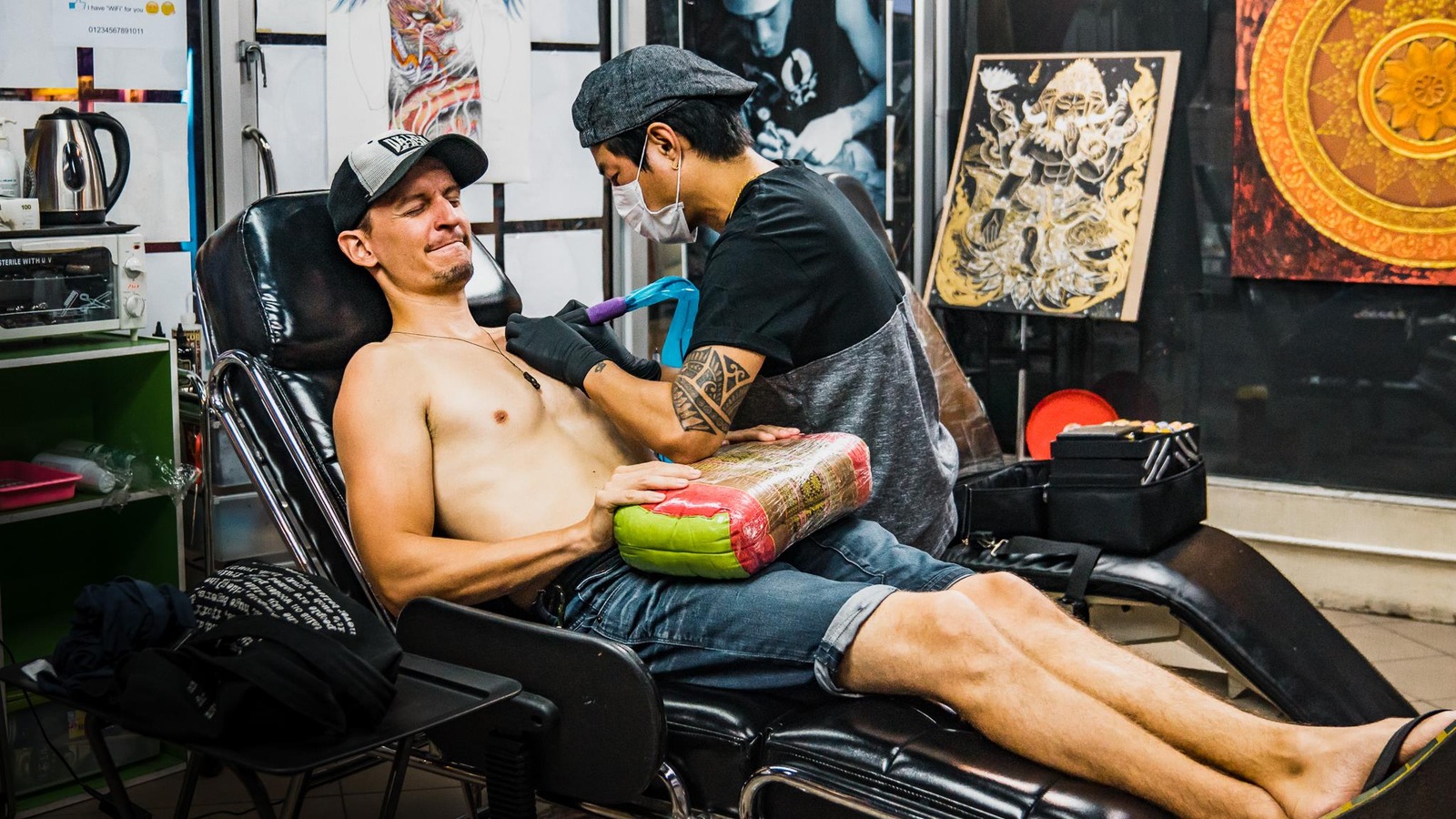 Alex Normand se fait tatouer lors d'un voyage en Thaïlande. Alex Normand se fait tatouer lors d'un voyage en Thaïlande.
