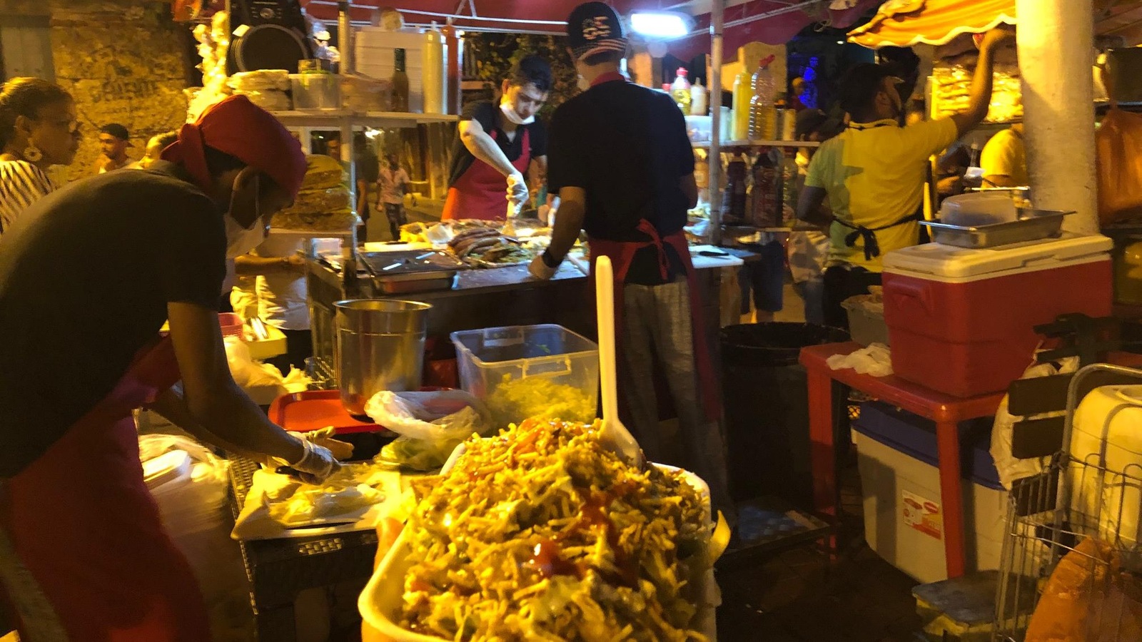 Un plat de « patacones » devant un kiosque de nourriture de rue. Un plat de « patacones » devant un kiosque de nourriture de rue.