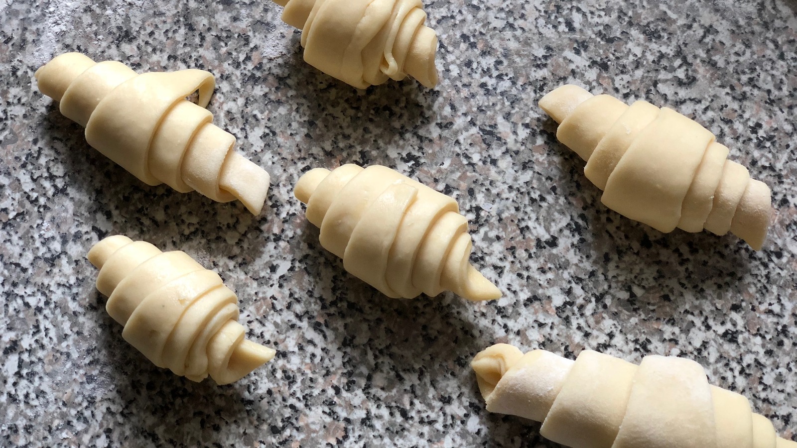 Des croissants prêts à aller au four. Des croissants prêts à aller au four.