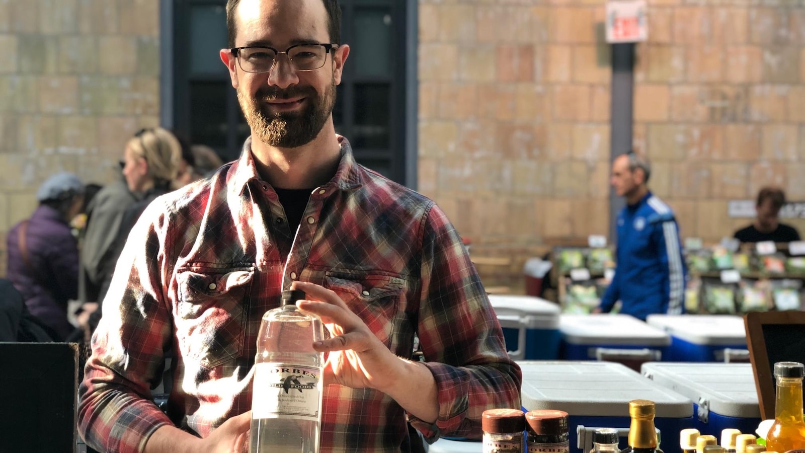 Dyson Forbes, de Forbes Wild Foods pose avec une bouteille de sève de bouleau. Dyson Forbes, de Forbes Wild Foods pose avec une bouteille de sève de bouleau.