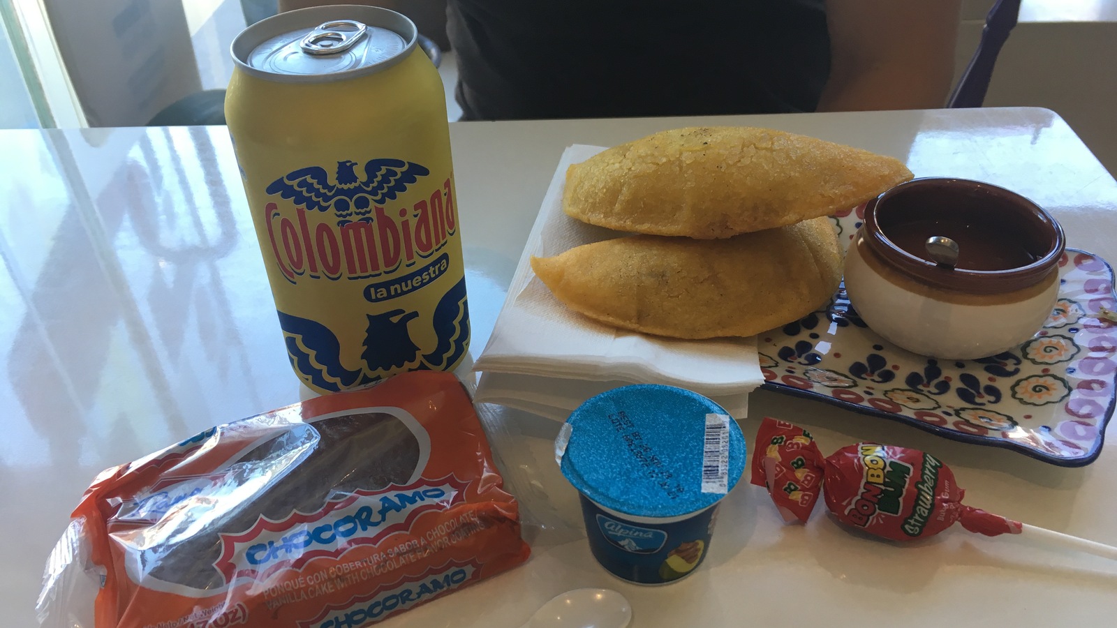 Un gâteau au chocolat, la boisson Colombiana, des empanadas, et des gâteries colombiennes. Un gâteau au chocolat, la boisson Colombiana, des empanadas, et des gâteries colombiennes.