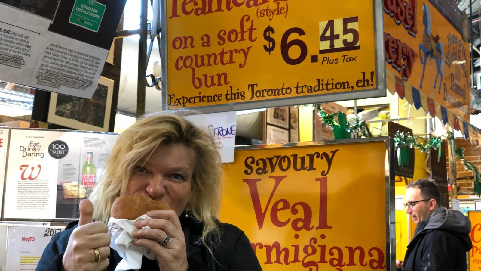La cheffe Flora Mikula déguste un sandwich au « peameal » La cheffe Flora Mikula déguste un sandwich au « peameal »