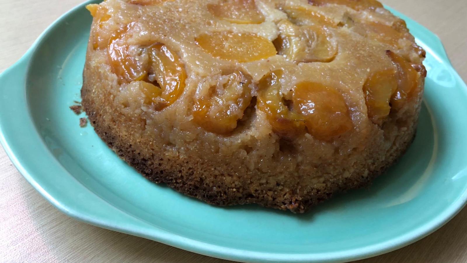 Un gâteau renversé aux nectarines et à la polenta. Un gâteau renversé aux nectarines et à la polenta.
