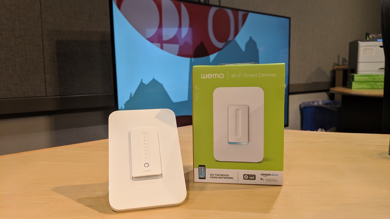 Un gradateur de lumière intelligent Wemo et sa boîte. Un gradateur de lumière intelligent Wemo et sa boîte.