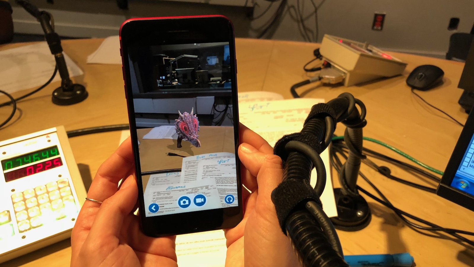 Un dinosaure dans l'écran d'un téléphone intelligent. Un dinosaure dans l'écran d'un téléphone intelligent.