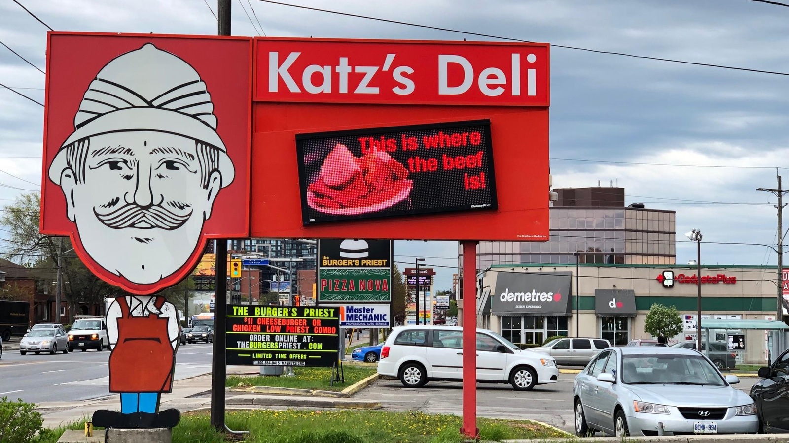 Une affiche rouge de Katz's Deli. Une affiche rouge de Katz's Deli.
