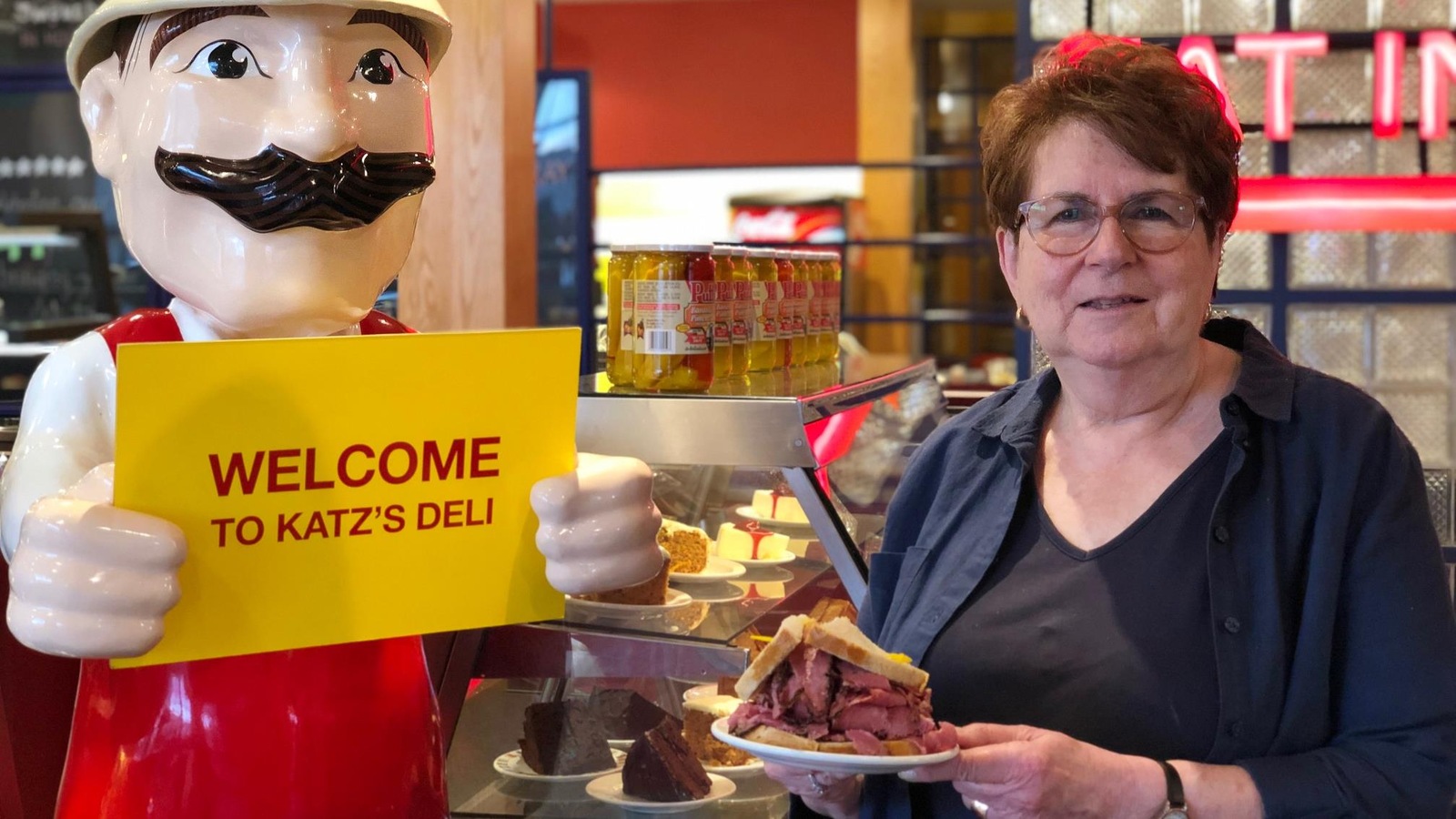 La propriétaire de Katz's Deli, Faye Dorfman, pose près de l'entrée du restaurant. La propriétaire de Katz's Deli, Faye Dorfman, pose près de l'entrée du restaurant.