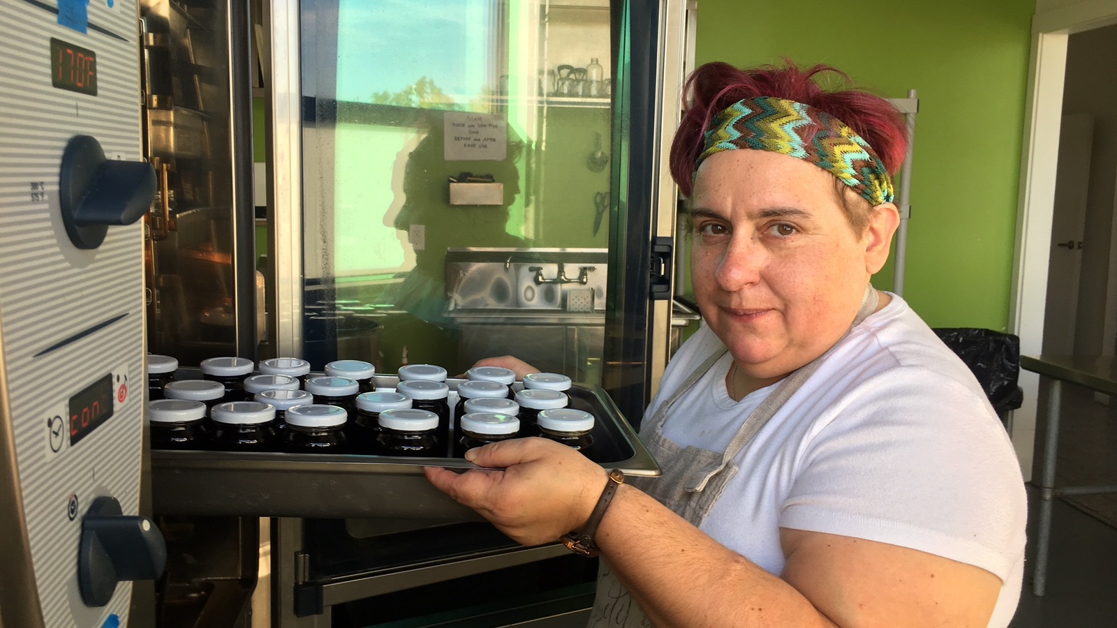 Françoise Briet place ses pots de gelée dans un four à basse température Françoise Briet place ses pots de gelée dans un four à basse température