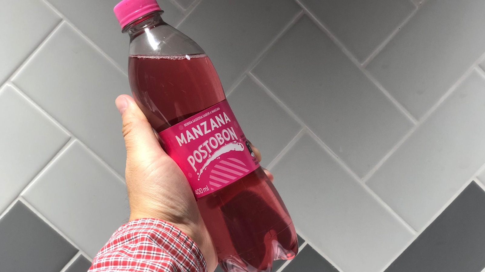 Une bouteille de boisson gazeuse Manzana Postobon. Une bouteille de boisson gazeuse Manzana Postobon.