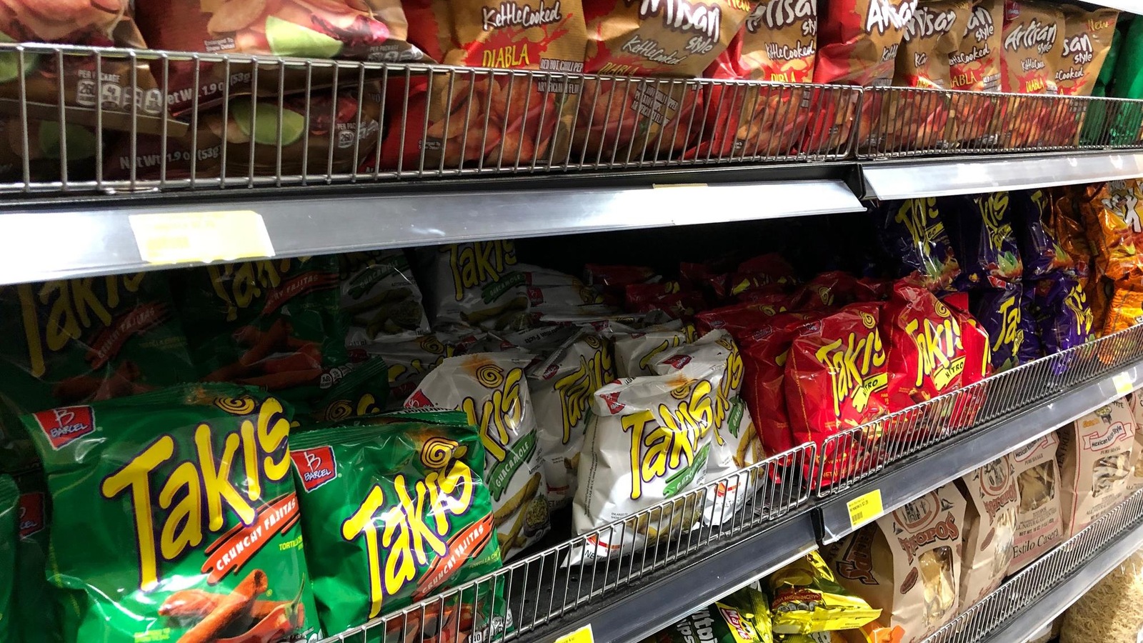 Un imposant étalage de croustilles mexicaines et américaines. Un imposant étalage de croustilles mexicaines et américaines.