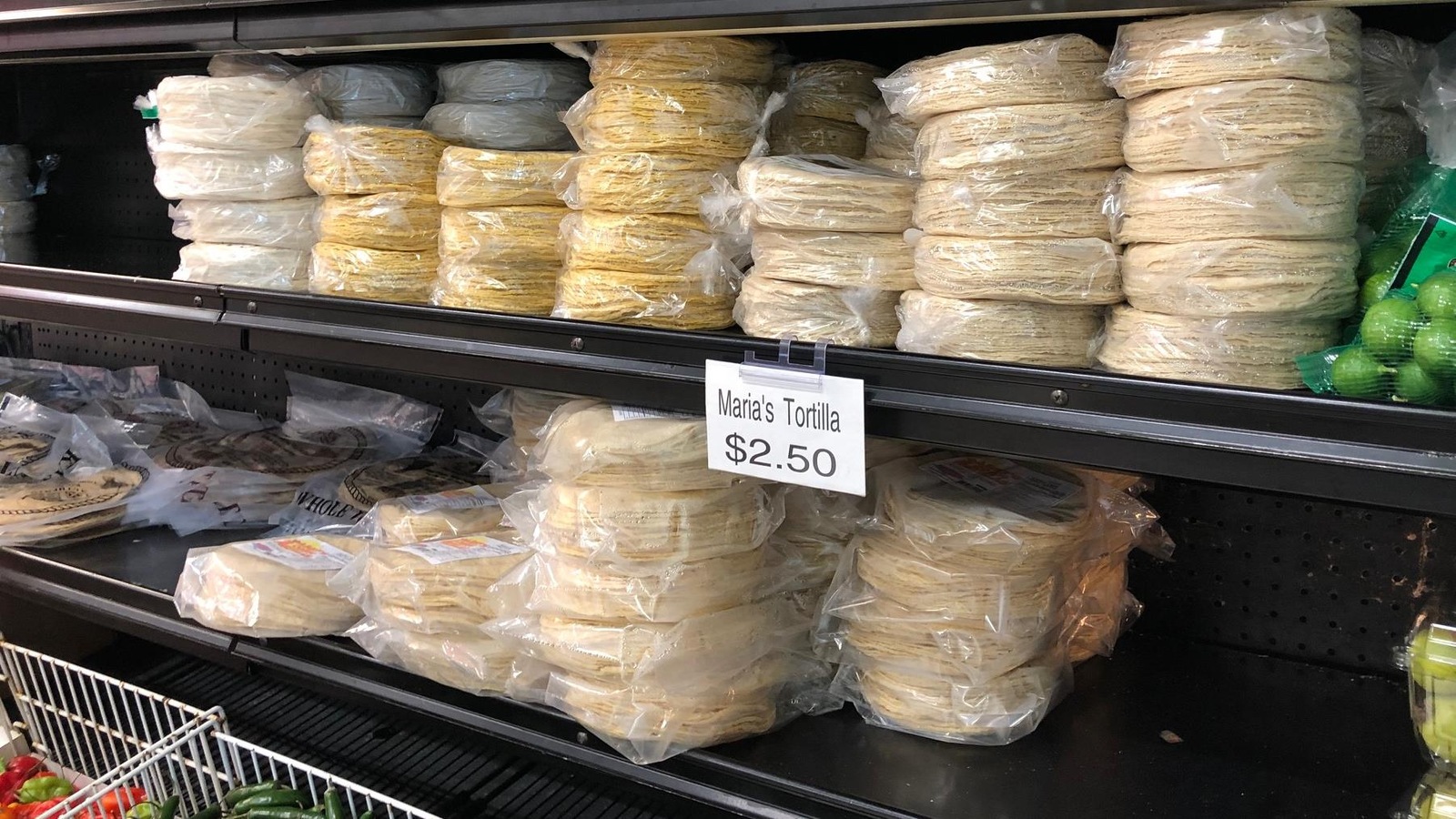 Un étalage de tortillas avec l'affiche avec l'inscription "Marias's Tortilla". Un étalage de tortillas avec l'affiche avec l'inscription "Marias's Tortilla".