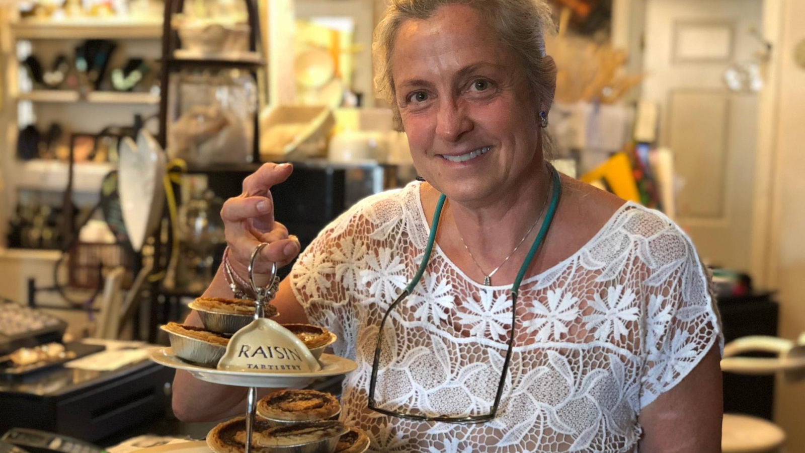 Michelle Roberts, propriétaire de la pâtisserie Tartistry tient une assiette remplie de tarrtelettes au beurre. Michelle Roberts, propriétaire de la pâtisserie Tartistry tient une assiette remplie de tarrtelettes au beurre.