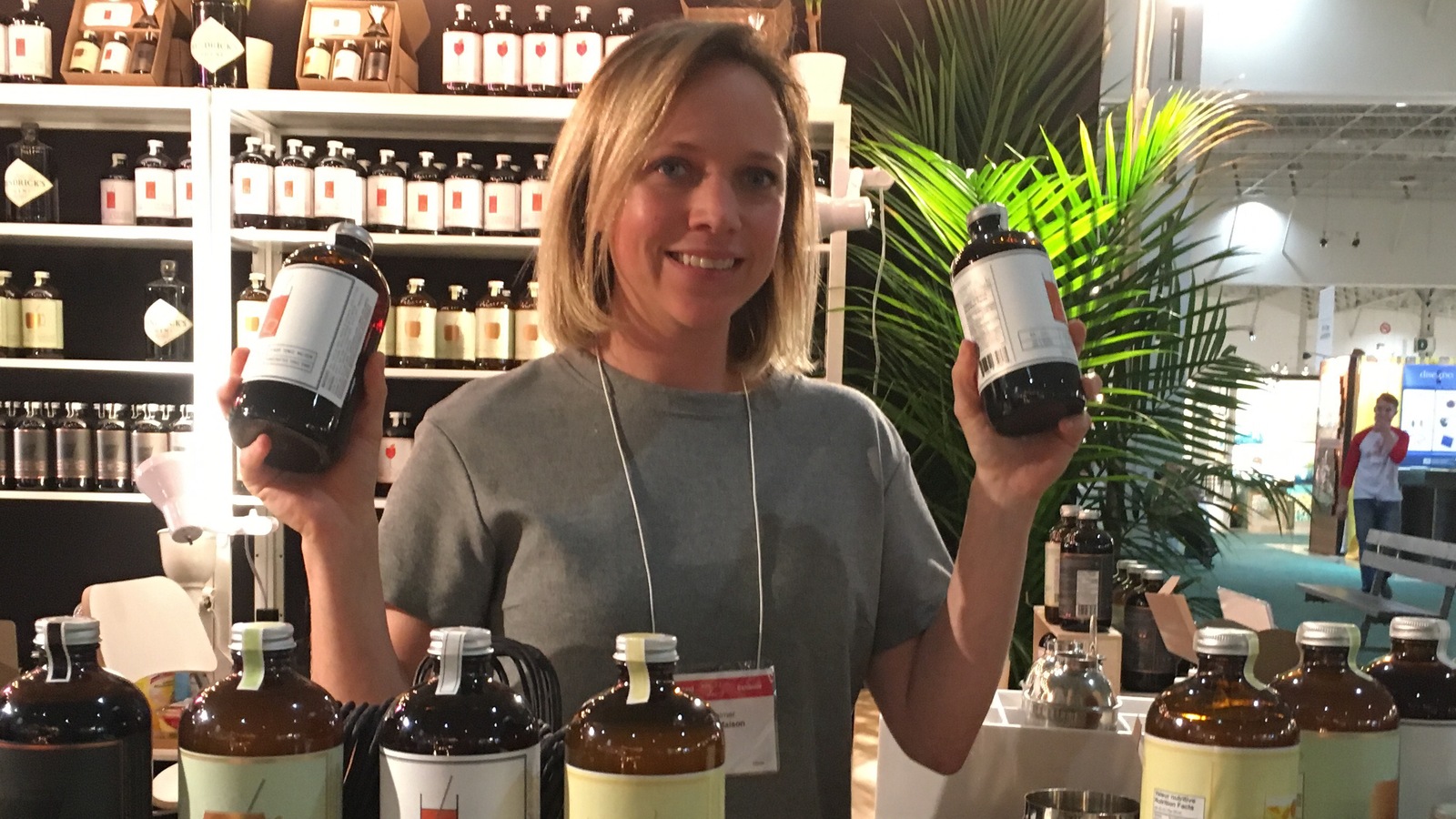 Hannah Palmer pose avec des bouteilles de sirop de sa compagnie, 3/4 oz. Tonic Maison Hannah Palmer pose avec des bouteilles de sirop de sa compagnie, 3/4 oz. Tonic Maison