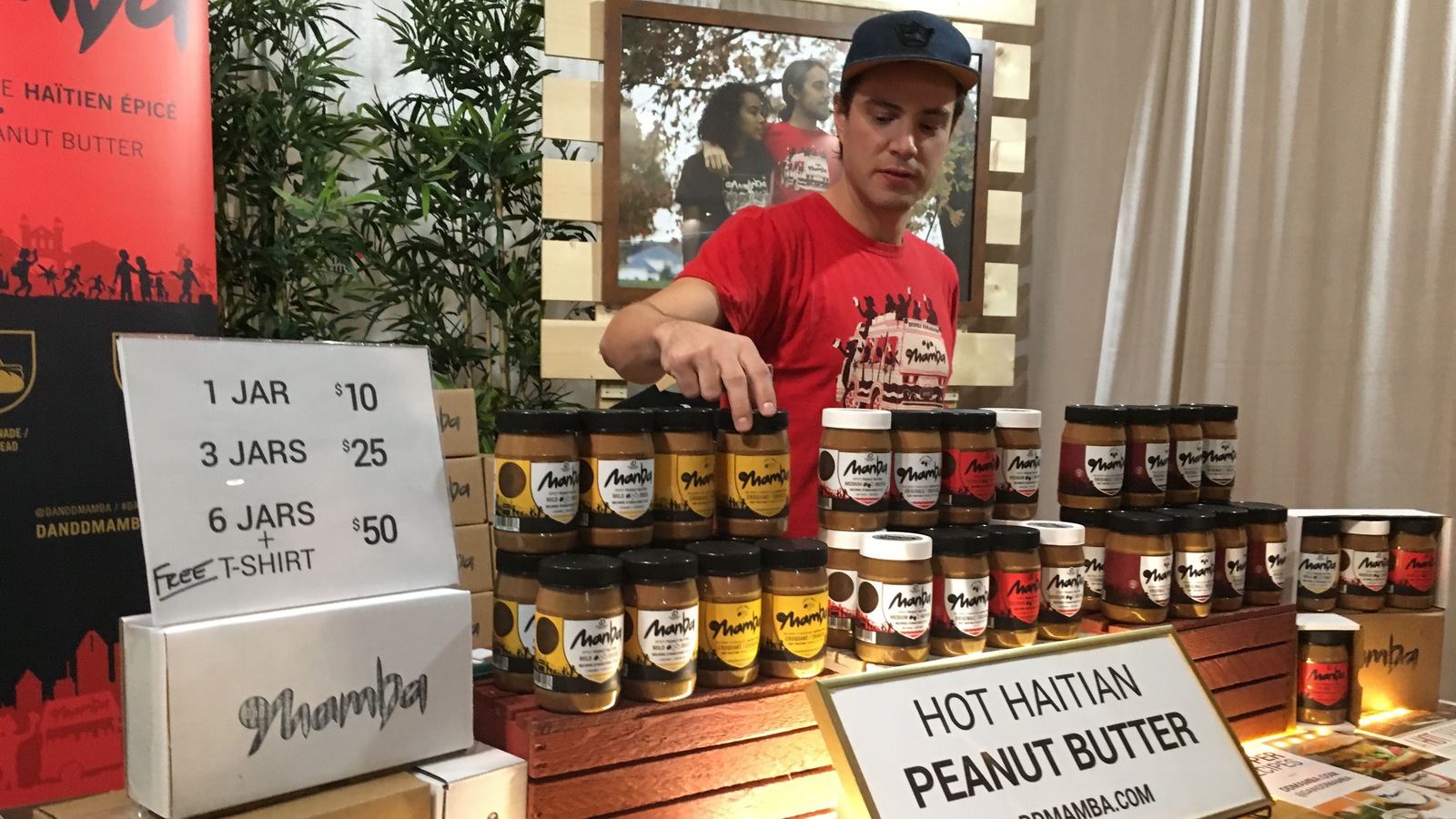 Le cofondateur de D & D Mamba, Jason Delis pose avec ses produits Le cofondateur de D & D Mamba, Jason Delis pose avec ses produits