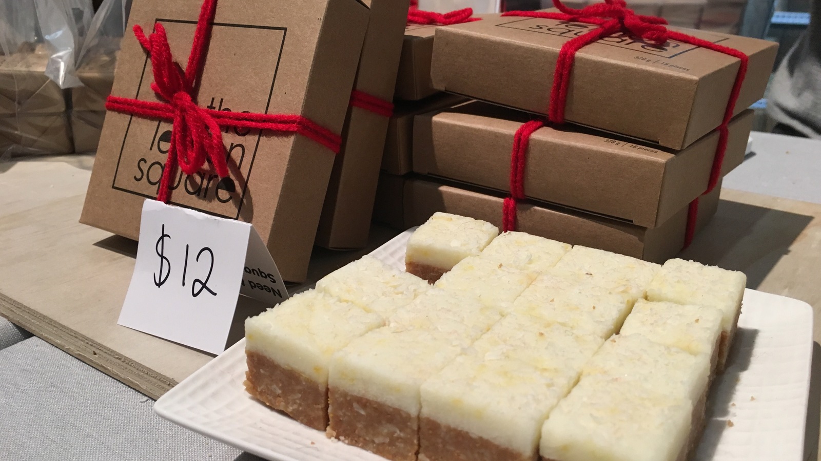 Des carrés au citron et des boîtes Des carrés au citron et des boîtes