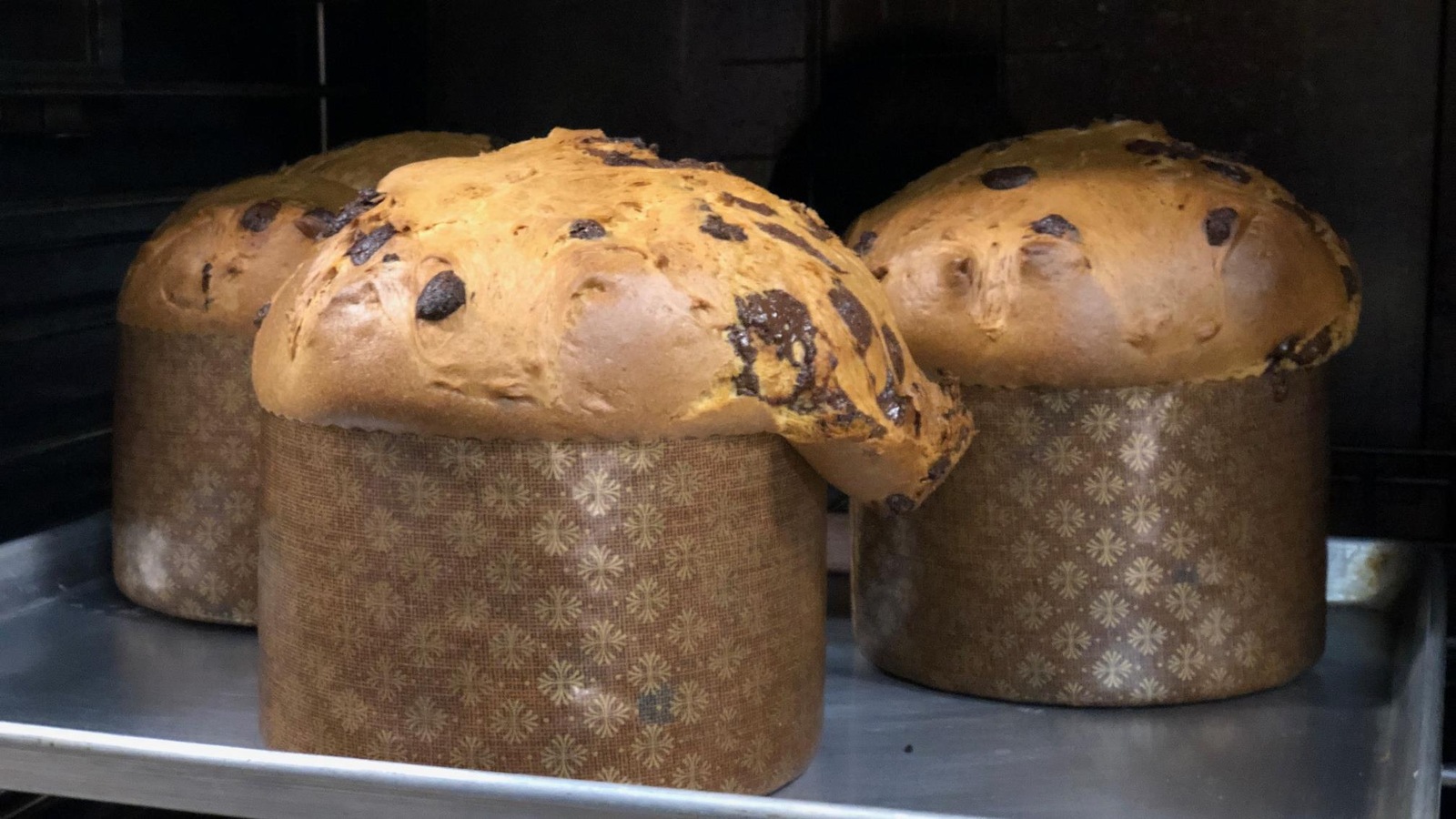 3 panettones dans un four. 3 panettones dans un four.