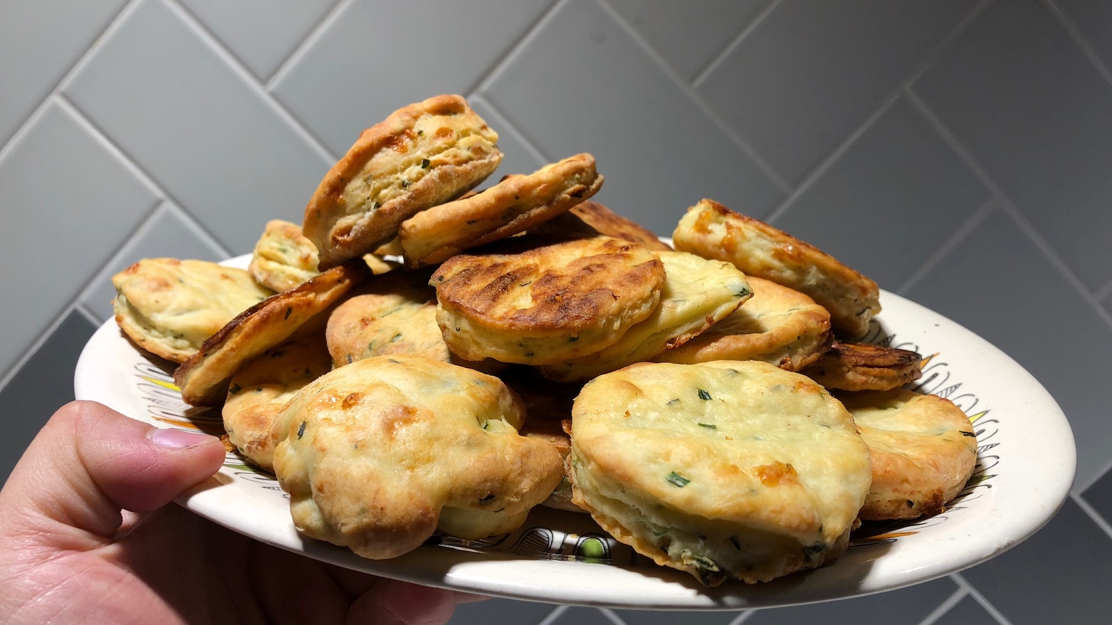 Des scones au fromage et à la ciboulette dans une assiette. Des scones au fromage et à la ciboulette dans une assiette.