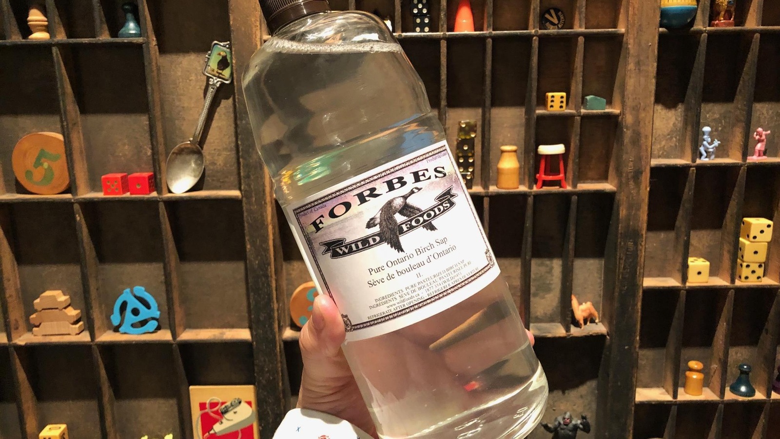 Une bouteille de sève de bouleau. Une bouteille de sève de bouleau.