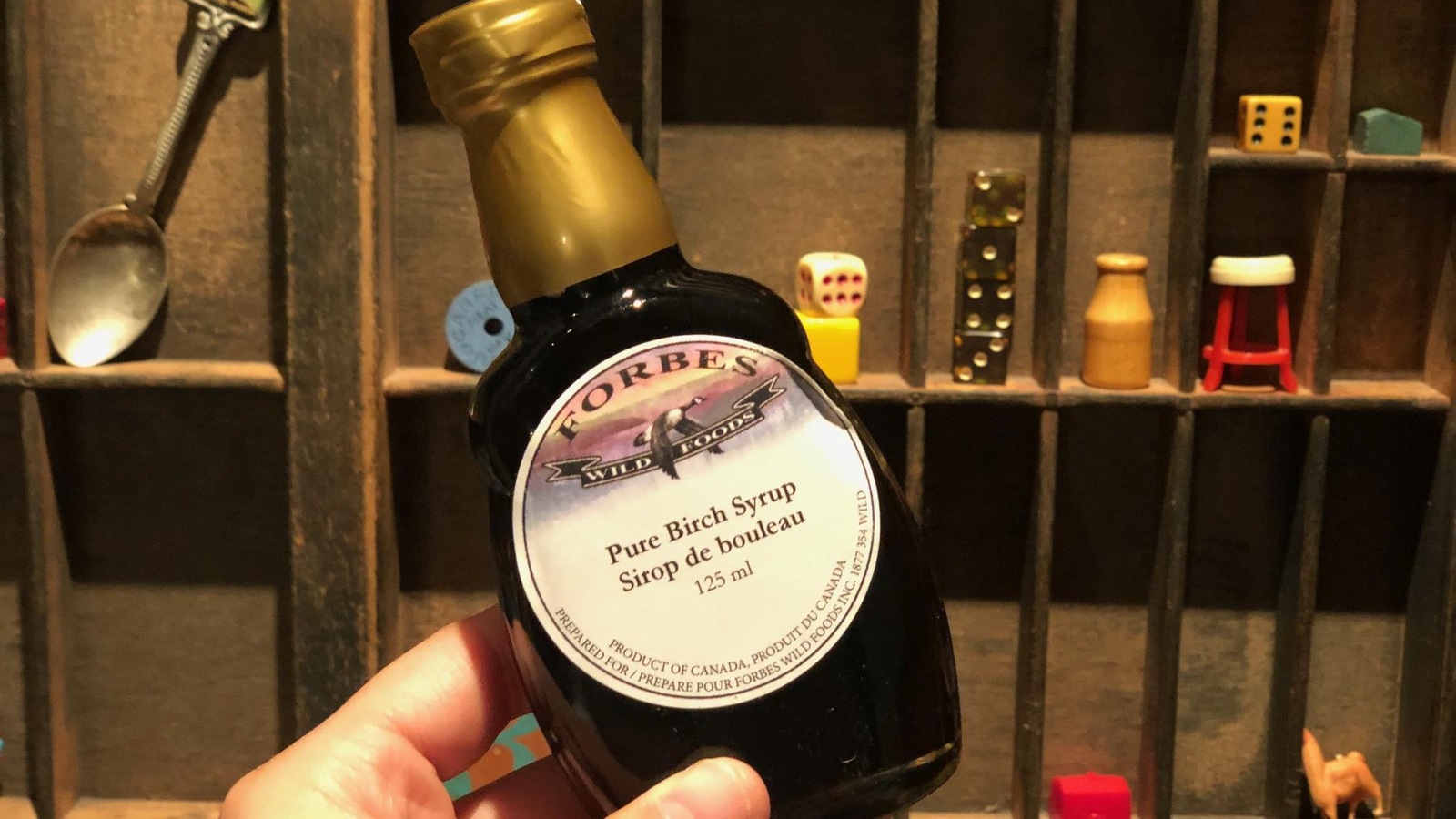 Une bouteille de sirop de bouleau. Une bouteille de sirop de bouleau.