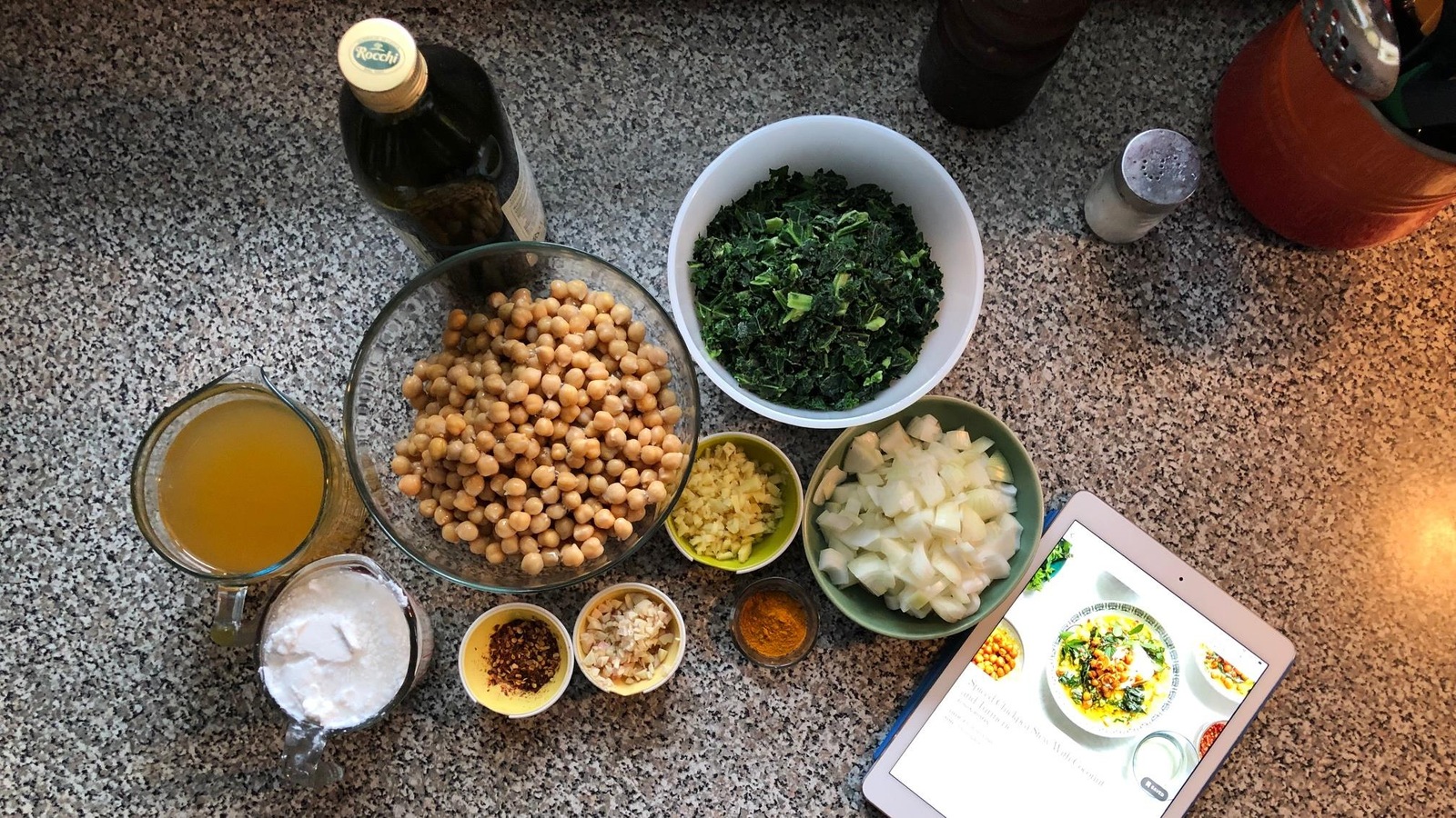 Les ingrédients du ragoût de pois chiches : du bouillon de légumes, du lait de coco, des pois chiches, du piment fort, de l'ail, du gingembre, du curcuma, du chou vert frisé et des oignons. Les ingrédients du ragoût de pois chiches : du bouillon de légumes, du lait de coco, des pois chiches, du piment fort, de l'ail, du gingembre, du curcuma, du chou vert frisé et des oignons.