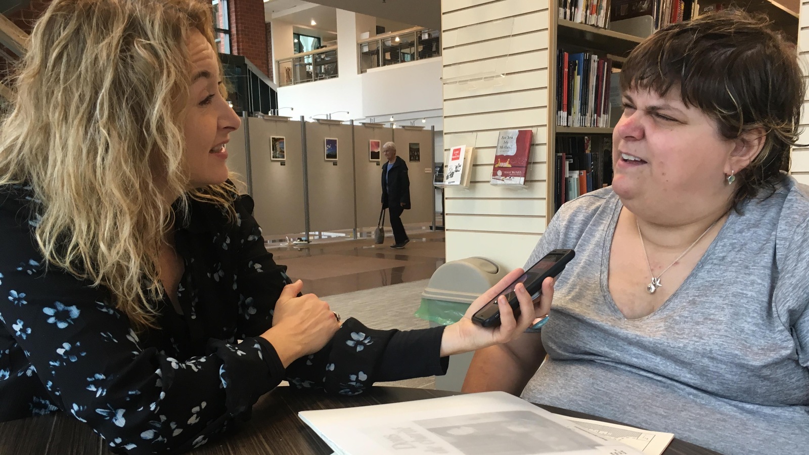 Deux femmes assises discutent entre elles. Deux femmes assises discutent entre elles.