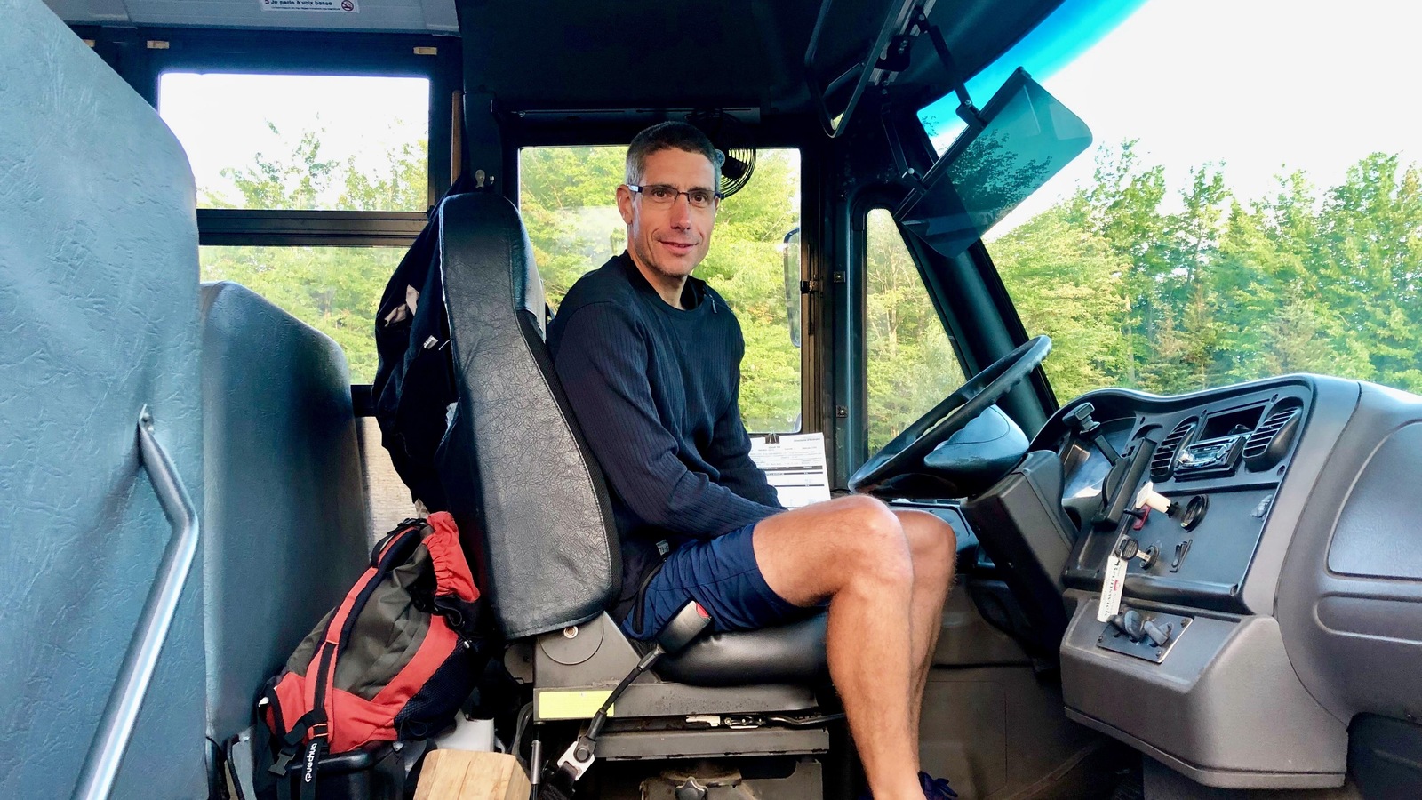 Olivier Valton assit au volant de son autobus scolaire. Olivier Valton assit au volant de son autobus scolaire.