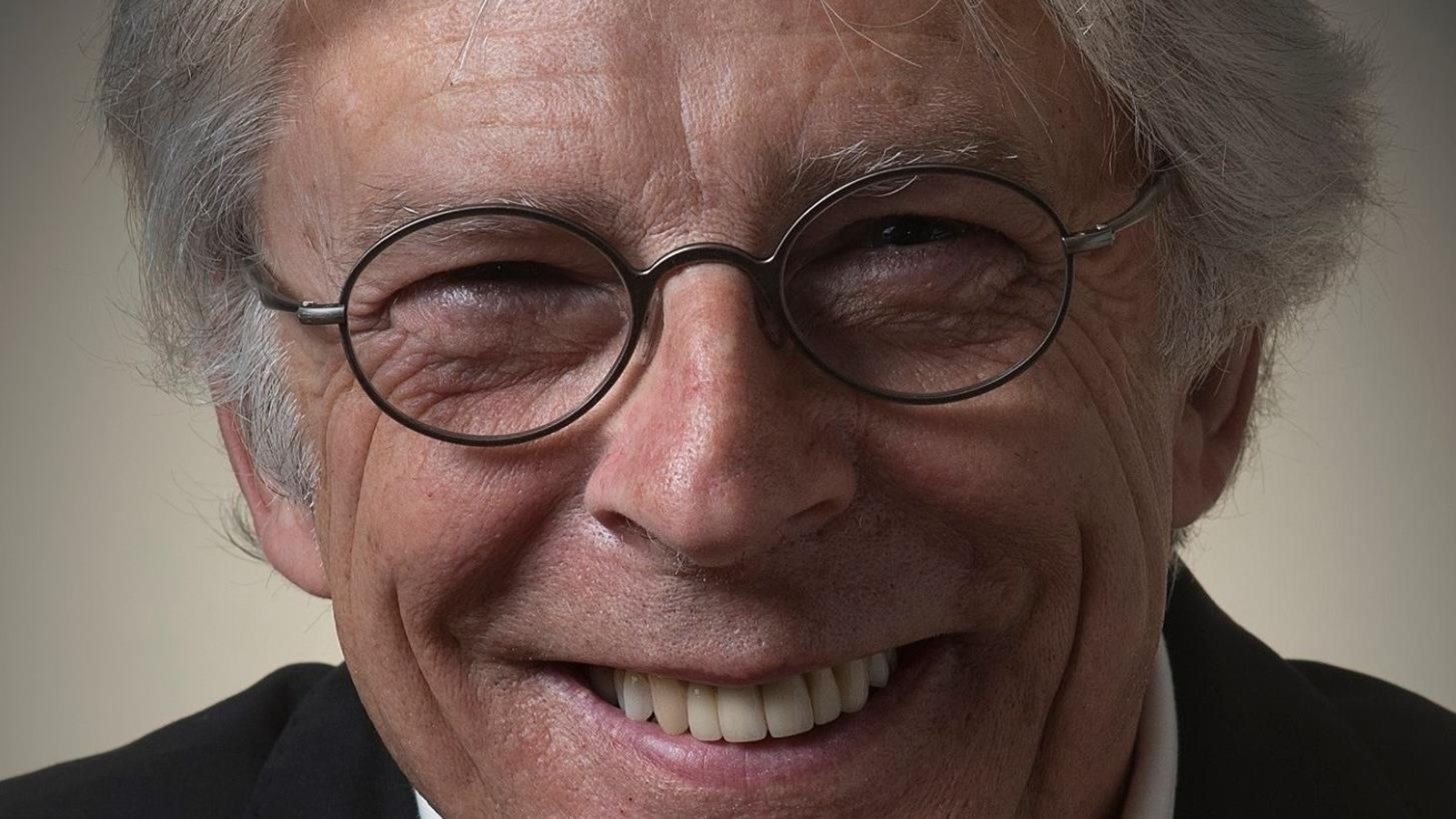 Jacques Savoie sourit. Jacques Savoie sourit.
