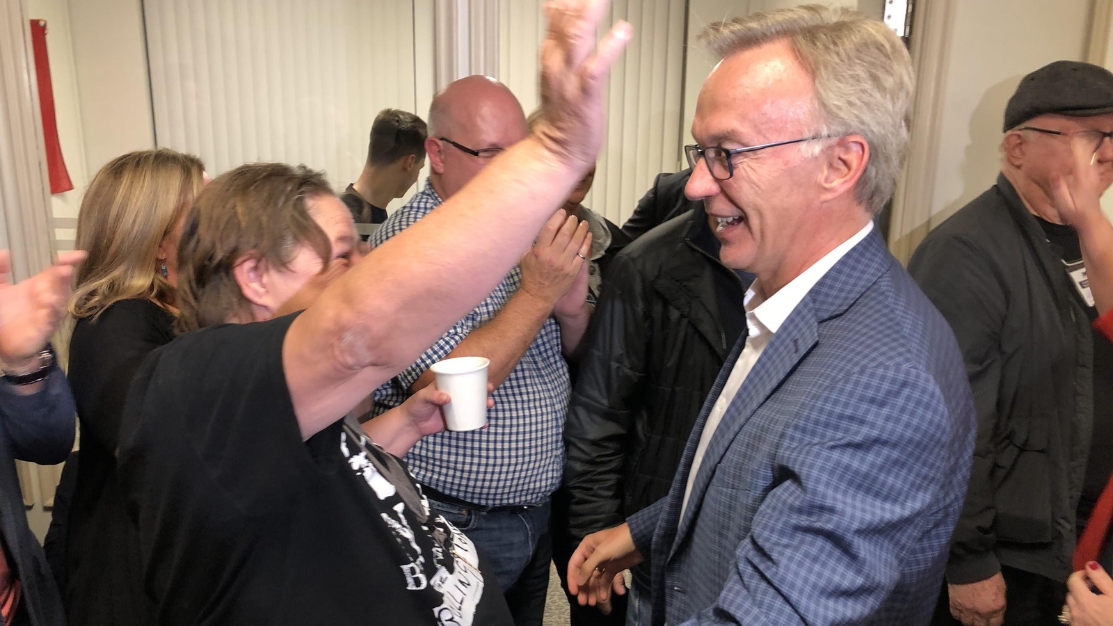 Le député libéral réélu, Sean Casey, salue un partisan.
Le député libéral réélu, Sean Casey, salue un partisan.