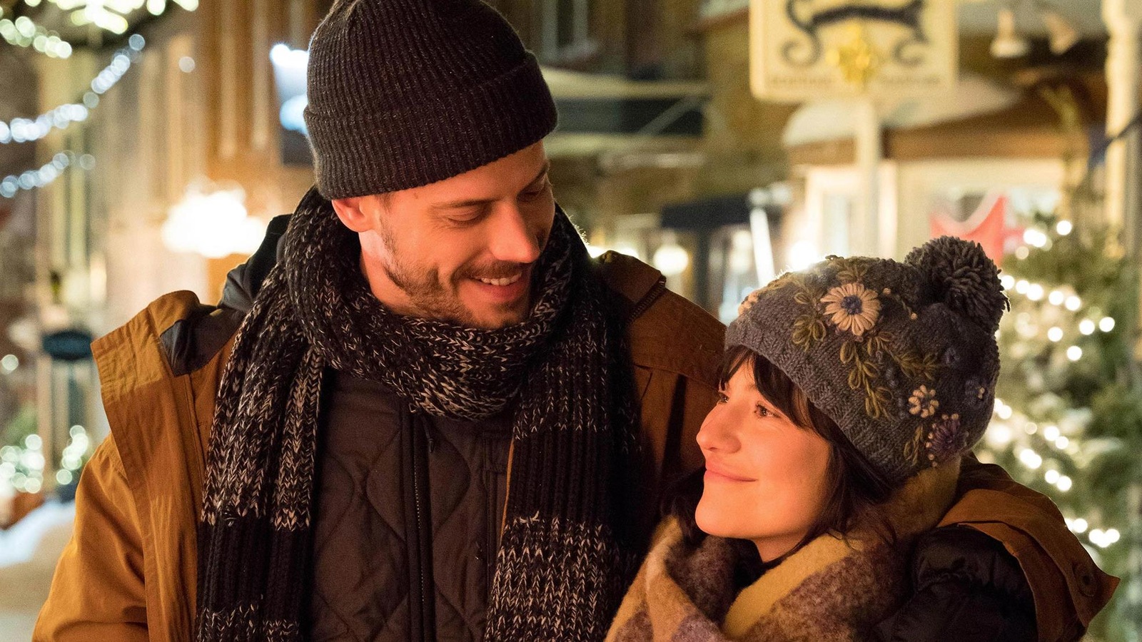 Dans une rue enneigée et décorée pour Noël, un couple (François Arnaud et Catherine Brunet) enlacé. Dans une rue enneigée et décorée pour Noël, un couple (François Arnaud et Catherine Brunet) enlacé.